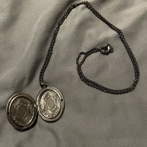 Locket - Picture 2 of 4